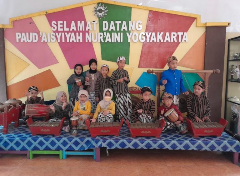 Rencana pemerintah menerapkan wajib belajar 13 tahun yang dimulai dari jenjang Pendidikan Anak Usia Dini (PAUD) menuai beragam tanggapan dari kalangan pendidik.